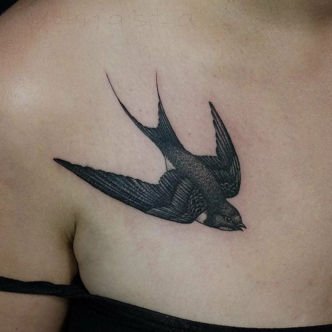 тату с птицами для мужчин. тату ласточка у мужчин. тату ласточка мужская. тату ласточка. тату ласточка на ребрах.