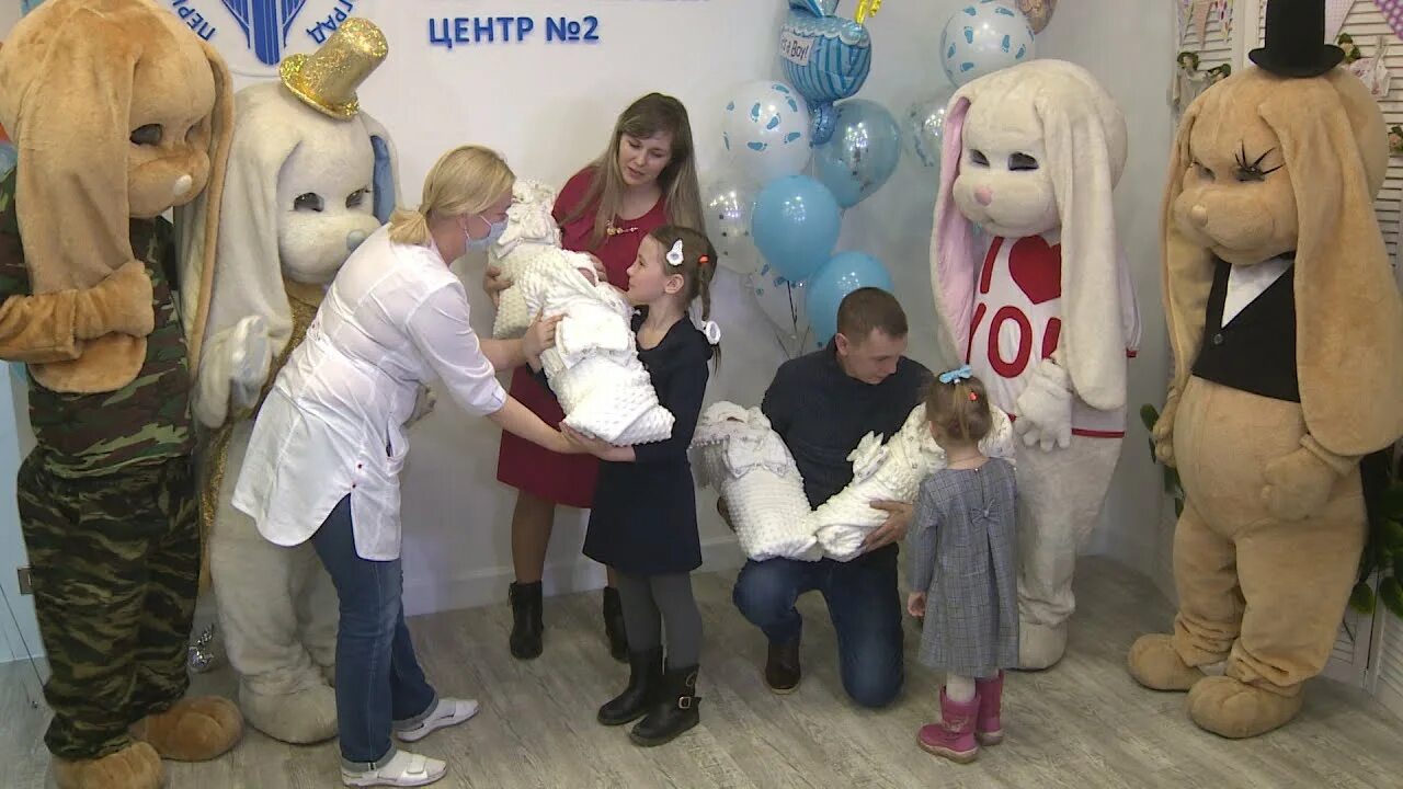 В москве родились четверняшки 2024. В москве родились четверняшки 2024. Четверняшки новорождённые. Семья михайловых четверняшки. Четверняшки из волгограда.