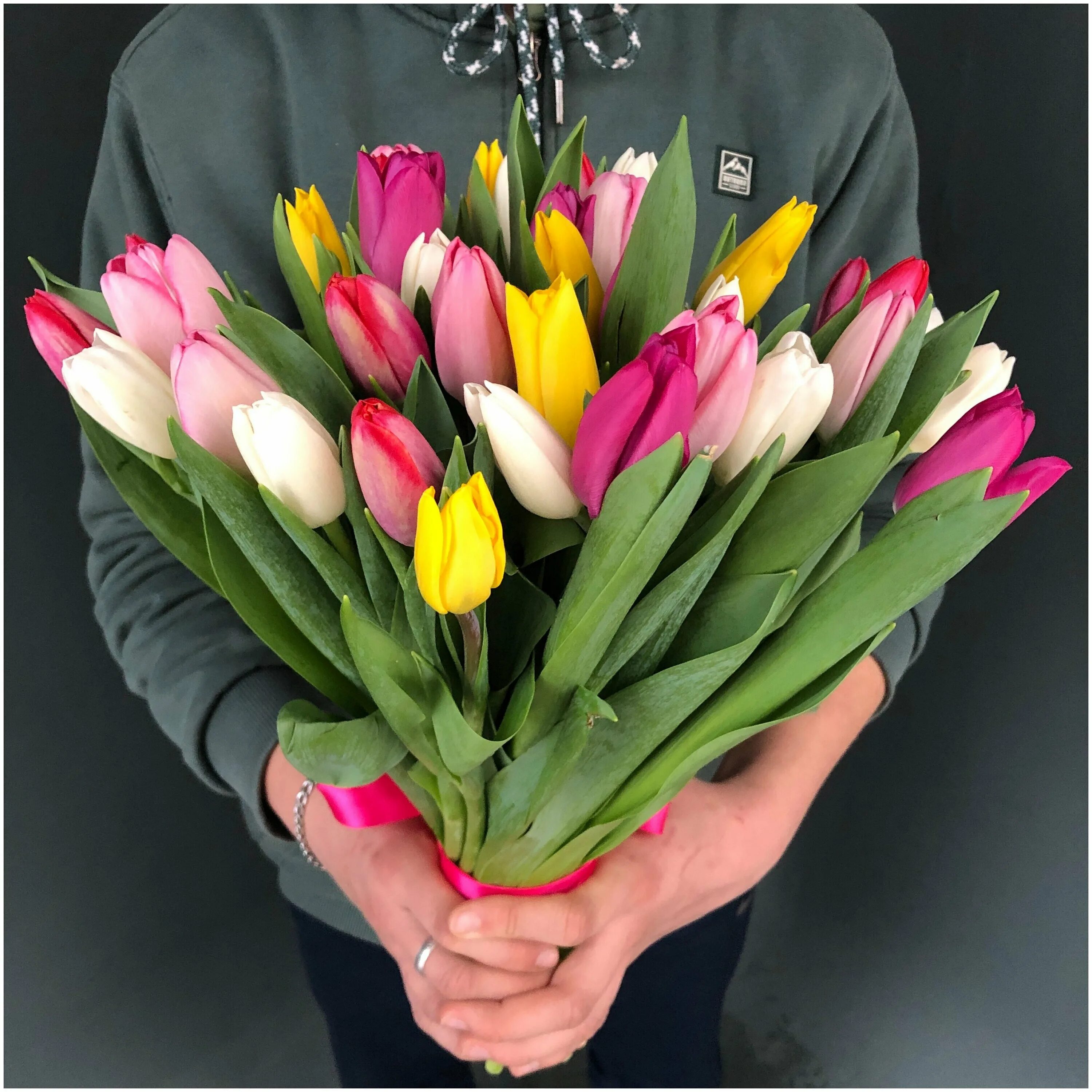 Тюльпаны в перекрестке. Тюльпаны свежесрезанные. Тюльпаны в магазине. Тюльпаны в магазине. Тюльпаны в цветочном магазине.