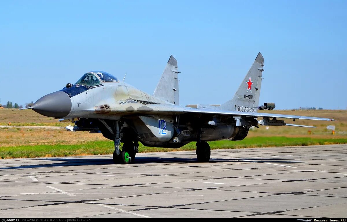 Что такое миг. Миг-29 9-13. mig 29 9-12. миг 29 1977. mig 29.