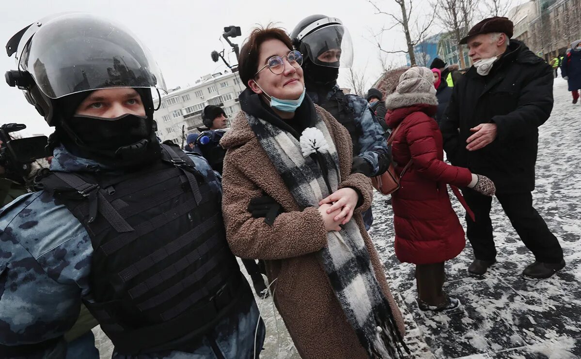 Штраф за митинг. Городские сумасшедшие на митингах в Москве. Украинцы на митингах в дуршлаках. Митинг на Манежной площади в поддержку ДНР. Новости Самары митинг.