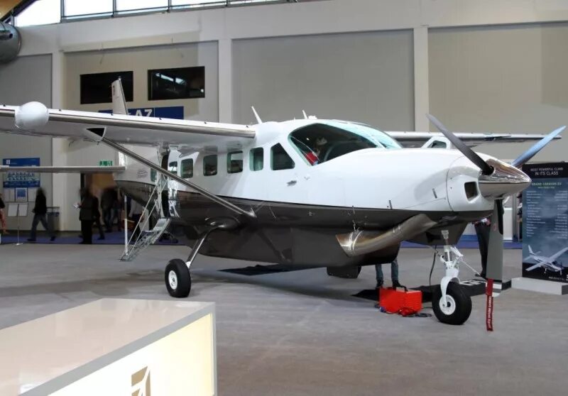 Полет 4 местный самолет. Cessna 208b Grand Caravan ex. Самолет Cessna Grand Caravan. Cessna турбовинтовая. Цессна 8 местный самолет.