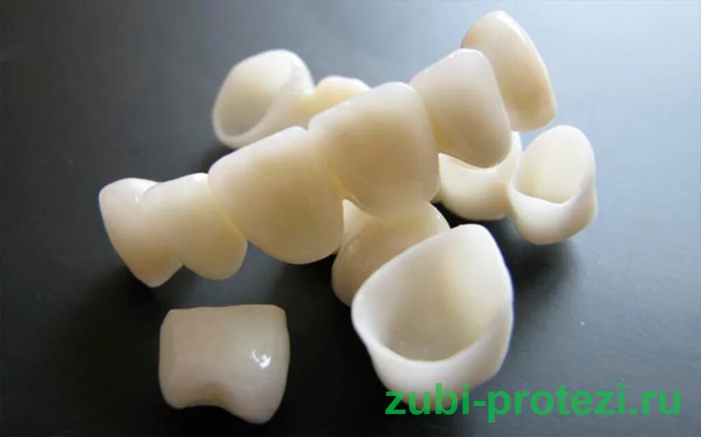 Пластмассовые зубы. Коронки из пластмассы. Пластмассовые искусственные зубы. Белая пластмассовая коронка.