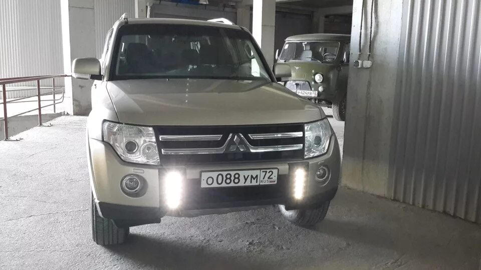 Дхо паджеро. Ходовые огни Митсубиси Паджеро 4. ДХО Mitsubishi Pajero Sport 2. Ходовые огни на Паджеро 4 2007. Мицубиси Паджеро 4 дневные ходовые огни.