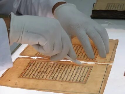 Ученый изучал древнегреческие персидский арабские манускрипты запятые