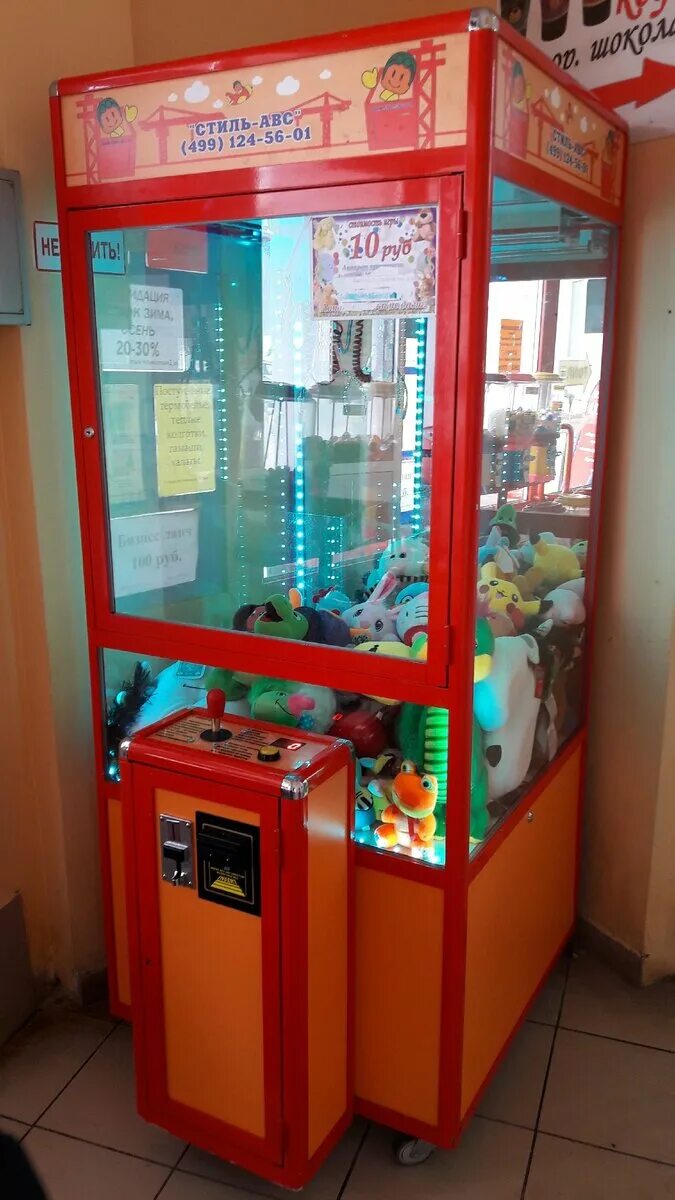 Доставайте автомат. Игровой автомат клешня хватайка. Игровой аппарат кран машина хватайка. Солдат с автоматом калашникова. Автомат вытащи игрушку.