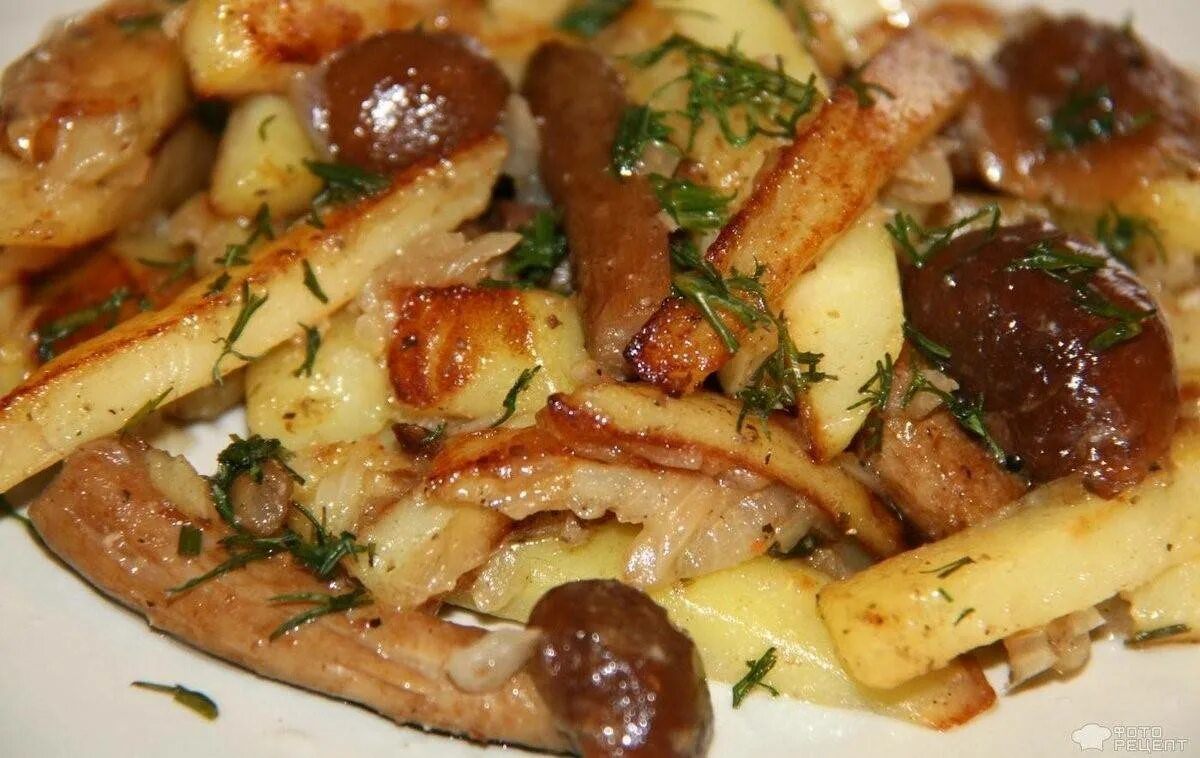 Картошка с замороженными грибами на сковороде жареная. Картошка с грибами опятами. Опята жареные с картошкой. Картошка с опятами на сковороде. Жареная картошка с опятами на сковороде.