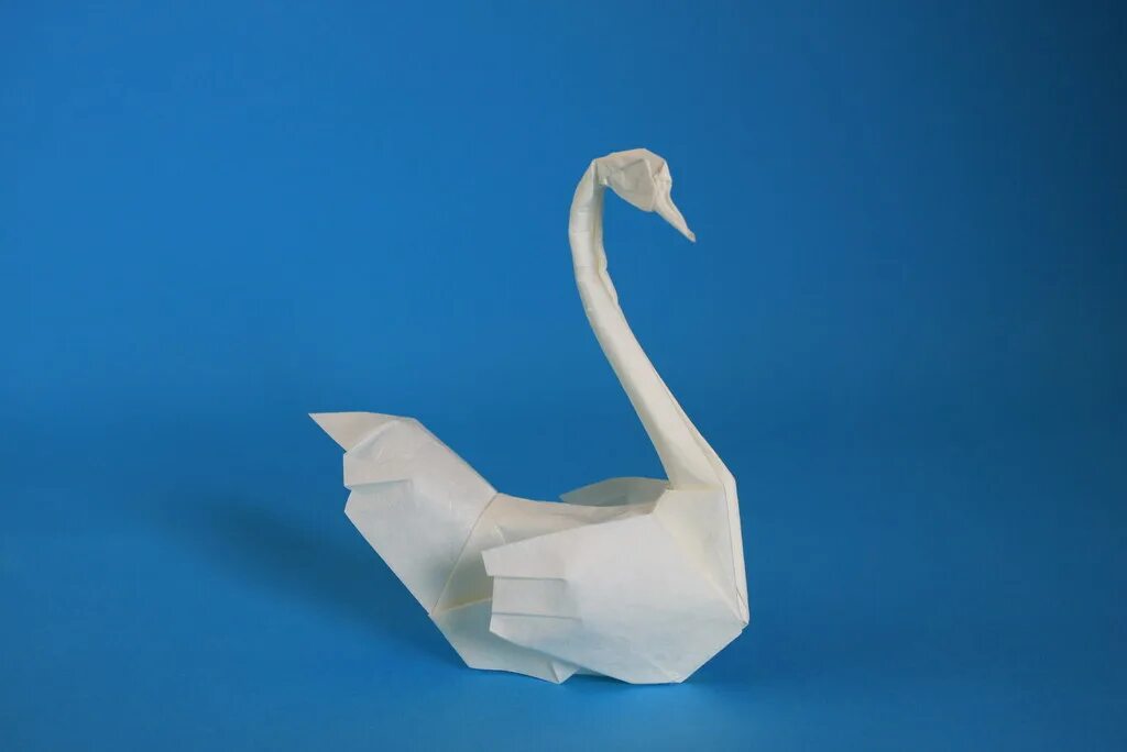Лебеди из бумаги для детей. Лебедь шипун оригами. Паперкрафт лебедь. Оригами лебедь а4. Фигурка лебедя из бумаги.