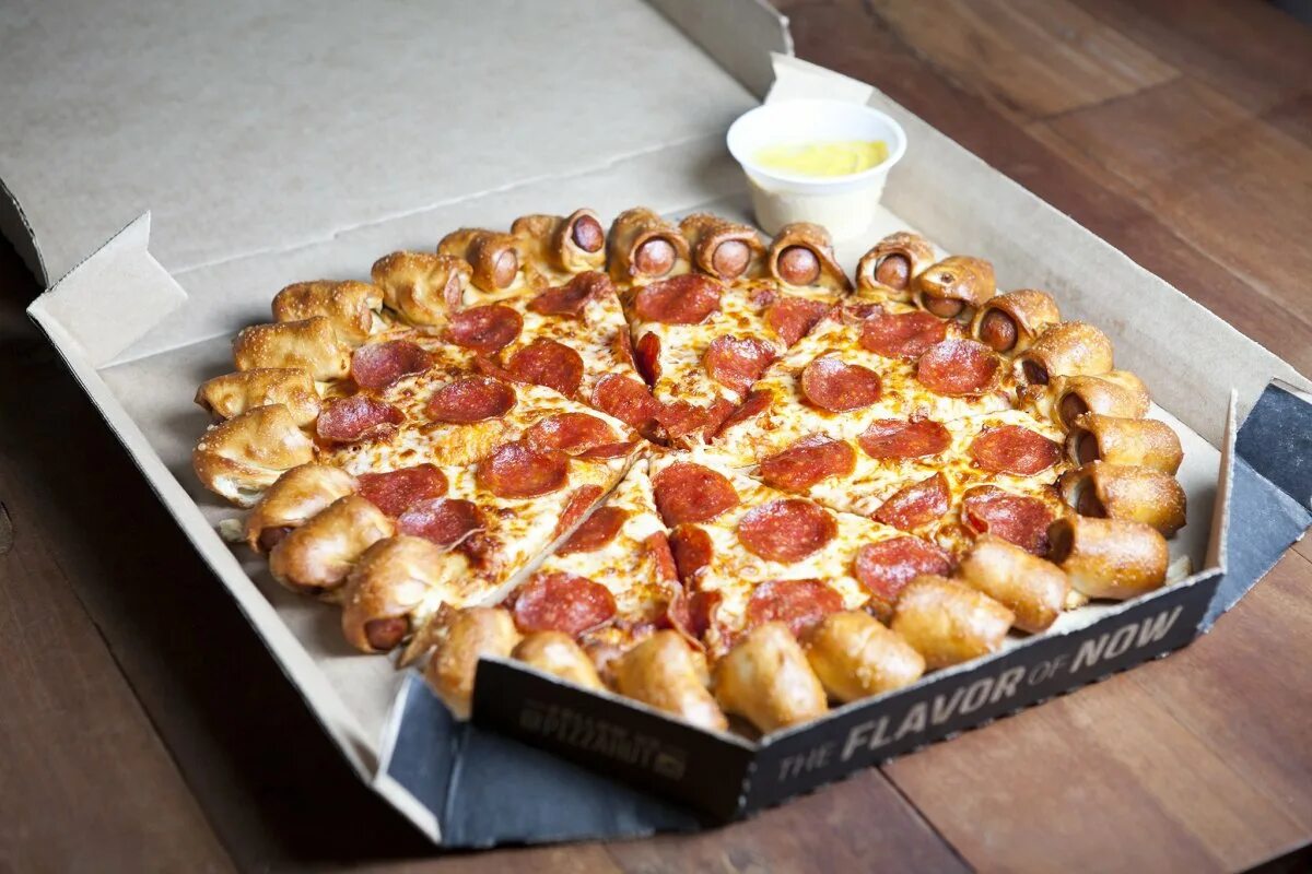 Пицца хот дог. Хот доги пицца хат. Пицца хат сосисочный борт. Пицца с сырными бортиками в пицце хат. Тесто хат