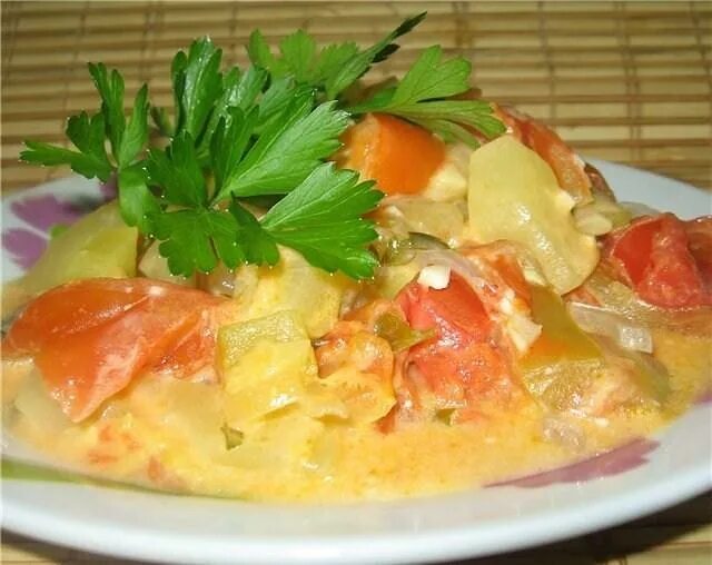 Кабачки с морковью в сметане. Пирог из кабачков и моркови. Кабачки в сметане с чесноком. Кабачки морковь лук сметана. Кабачки тушеные в сметане.
