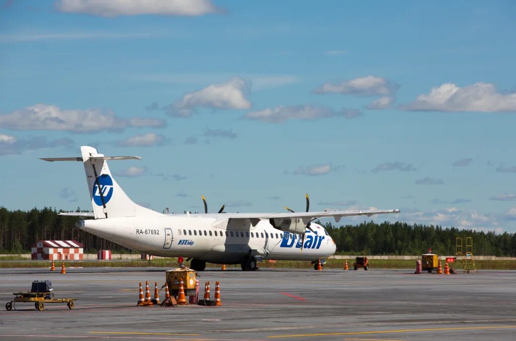 Аэропорт ханты-мансийск. Самолет хмао уфа. Ютэйр u 746. Atr 72 ютэйр сургут. Ханты-мансийск аэропорт сургут.