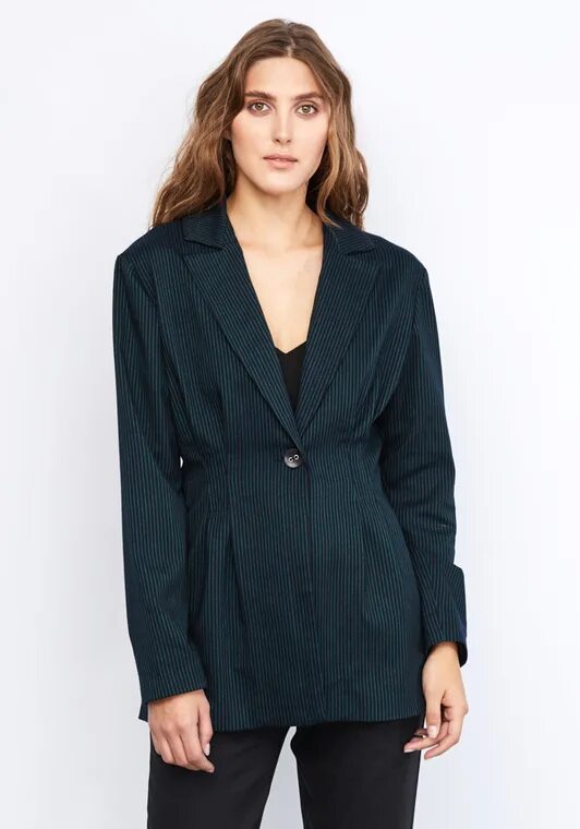 Размер вещей оверсайз. Пиджак оверсайз женский 2022. Стиль оверсайз 2022. Пиджак оверсайз женский 2022. Оверсайз одежда 2022.