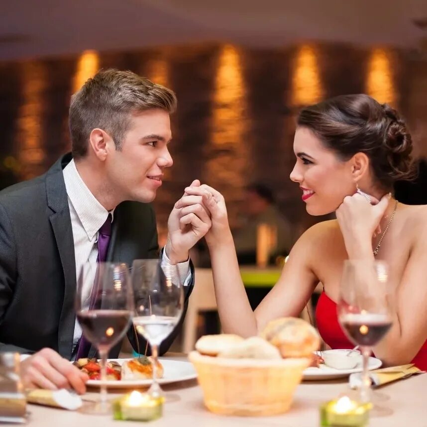 Ужин мужика. Свидание в ресторане. Романтическое свидание в ресторане. Романтический ужин. Пара в ресторане.