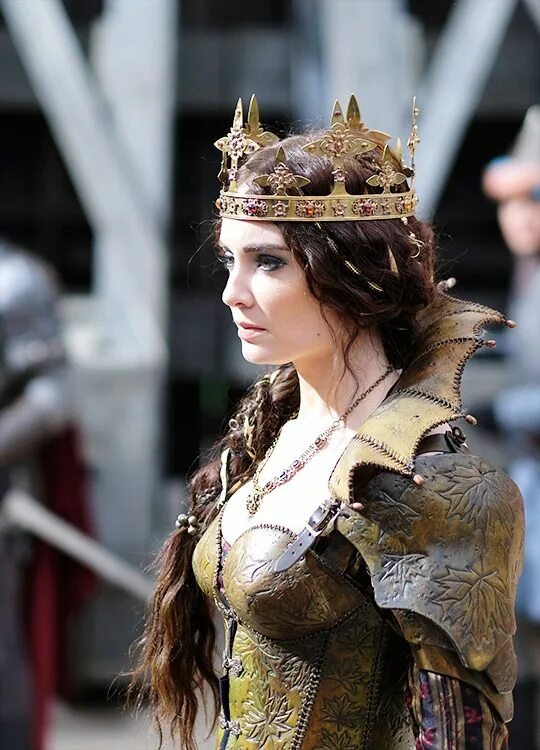 Drunk lady warrior belle. Мэллори Дженсен Галавант. Мэллори Дженсен Королева. Мадалена Галавант. Корона средневековой принцессы.