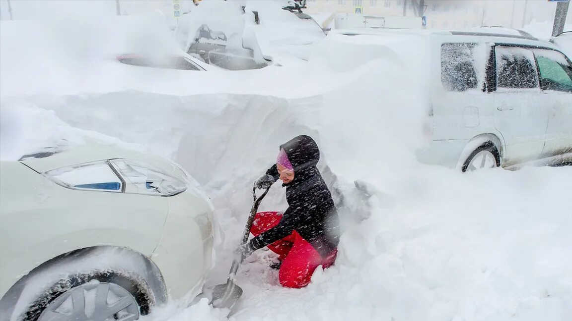 Что делают сильные снегопады. Сахалин снегопад 2022. Сахалин 2023 завалило снегом. Метель Южно-Сахалинск. Зима на Сахалине 2022.