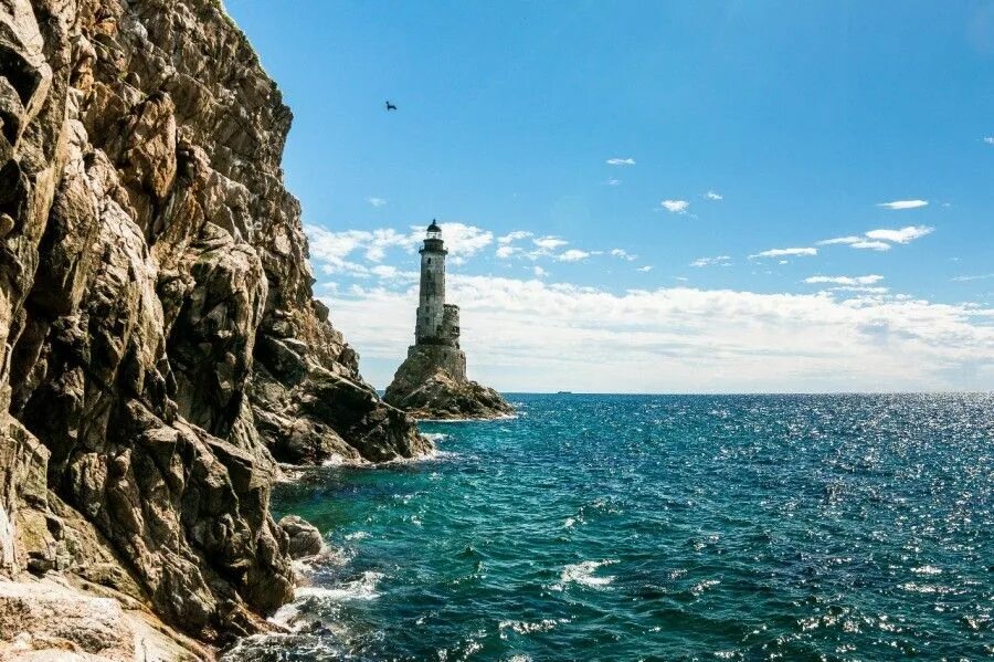 Мыс города. Маяк бринера рудная пристань. Маяк жонкиер сахалин. Мыс города. Португалия маяк кабо.