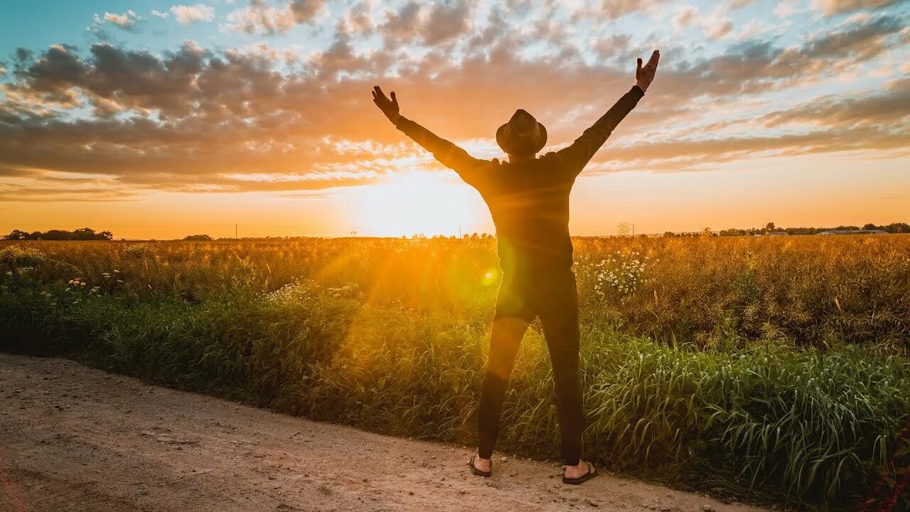 Человек на рассвете. Счастливый человек. Человек радостный. Лето. Feeling freedom