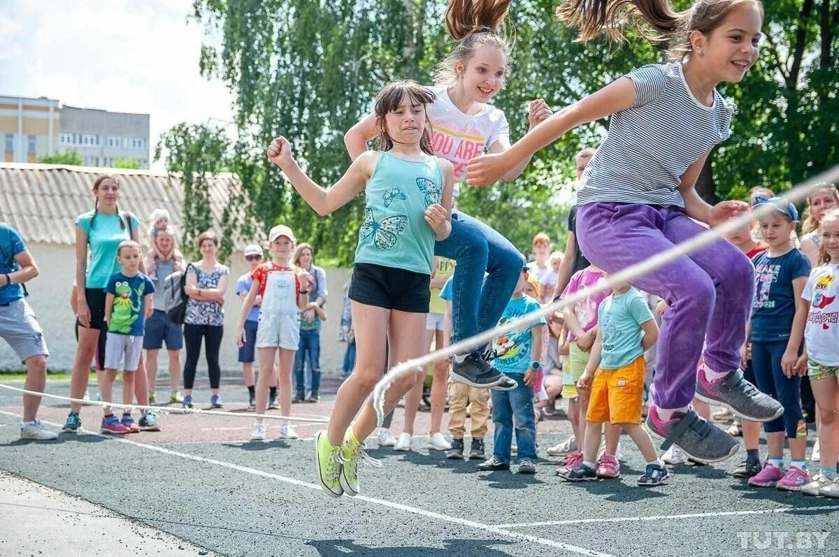 Во что поиграть в 3 на улице. Дети во дворе. Спортивные конкурсы для детей на улице летом. Летние игры во дворе. Игры нашего двора.