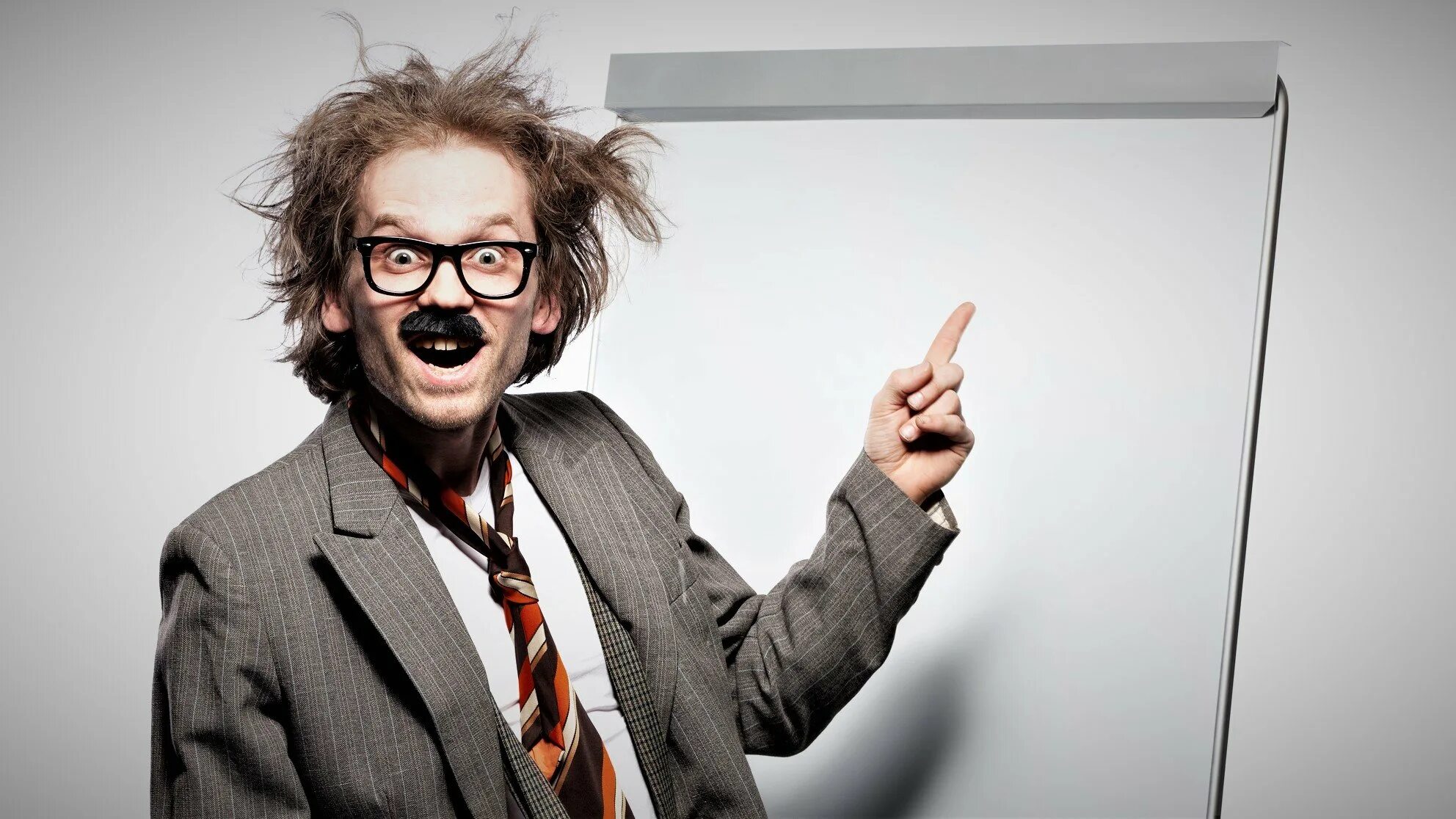 Человек, который смеется. Смеющееся лицо. Альберт эйнштейн с языком. Эдуард эйнштейн. Умный человек смеется.