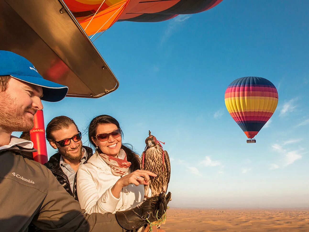 Полет на воздушном шаре на двоих. Дубай air balloon. прогулка на воздушном шаре. покататься на воздушном шаре. люди на воздушном шаре.