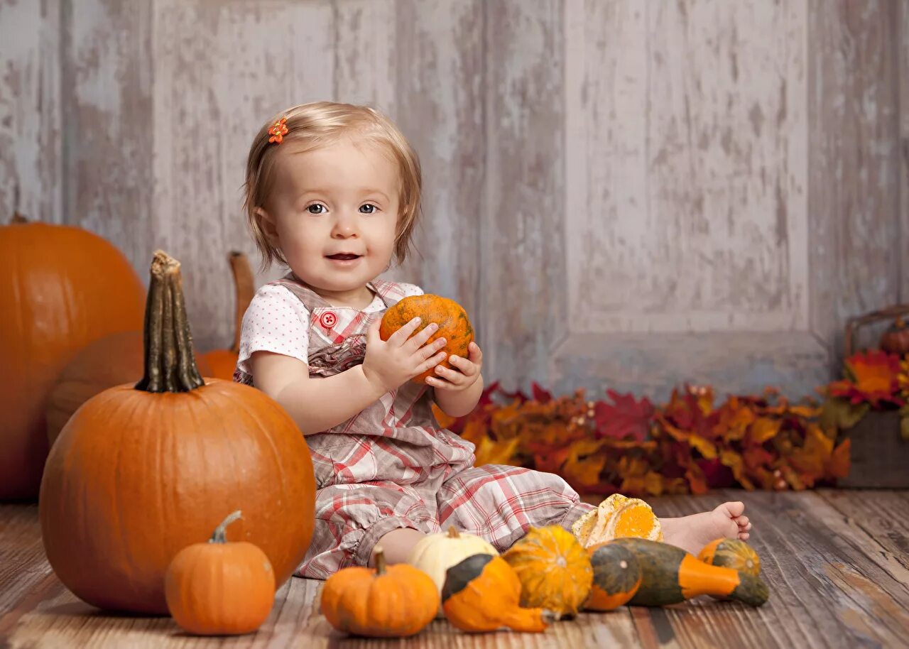Тыквы ребенка 1 год. Фотосессия к хэллоуину детская. Тыквы ребенка 1 год. Тыква для детей. Тыквы ребенка 1 год.