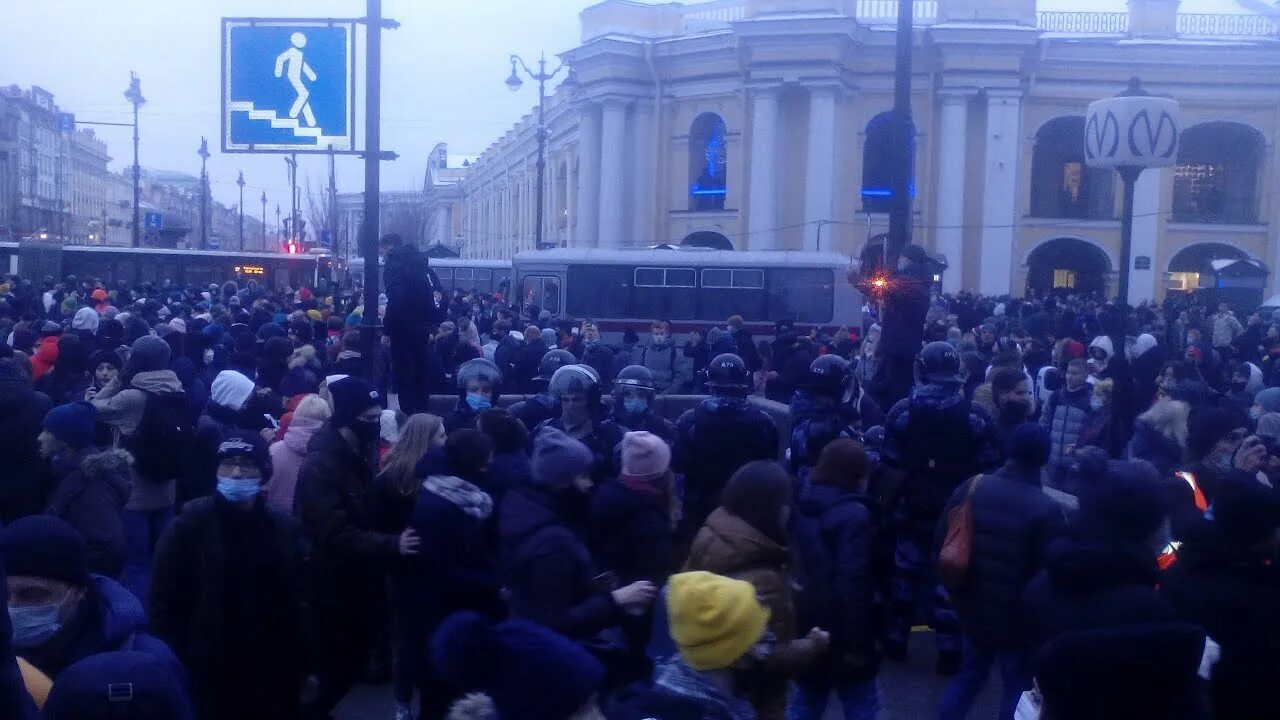 Шествие за Навального. Протесты 2021 21 января Санкт-Петербург Гостиный двор. Свободу политзаключенным Навальный. Свобода Навального СПБ. Митинг в спб навальный