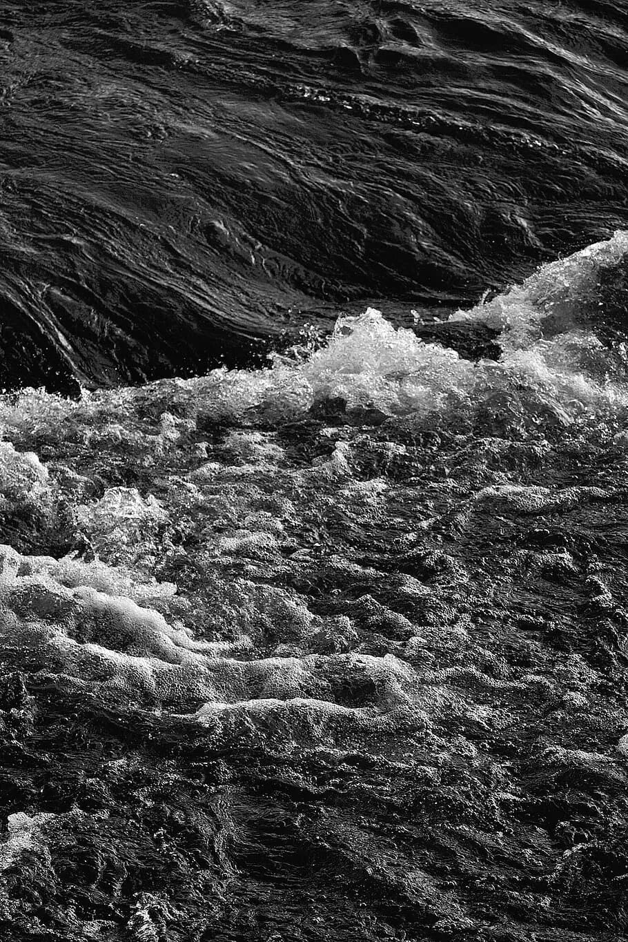 Картинки черные вода. Черно белые волны. Море черно белое. Черная вода. Белая волна.