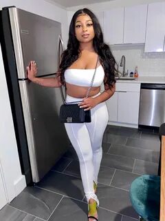 темнокожая девушка показывает свою большую жопу 