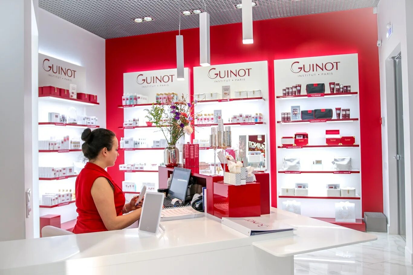 Местоположение салона. Guinot салон. Guinot Полянка. Франшиза парфюмерного магазина. Guinot кабинет.