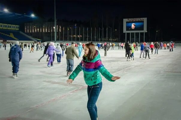 Расписание катка красногорск. Каток Зоркий Красногорск. Стадион Зоркий каток. Стадион Зоркий Красногорск зимой. Каток в Красногорске.