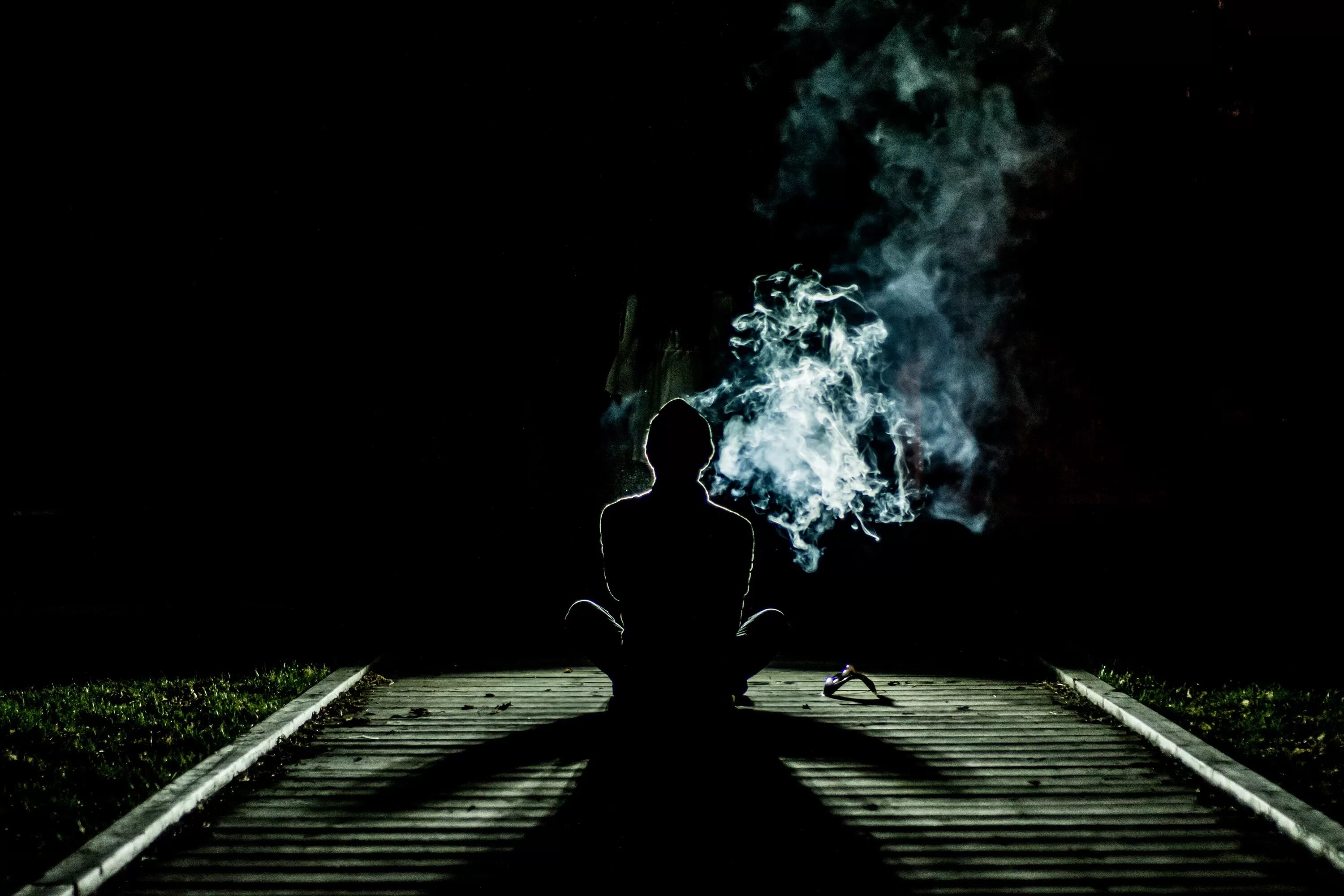 Эх темнота. Человек в темноте. Темнота и одиночество. Одинокий парень. Парень с сигаретой в темноте.
