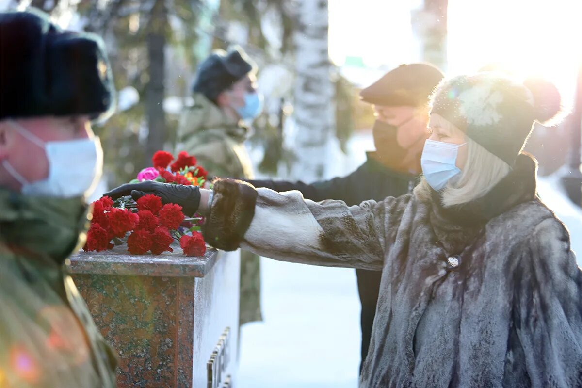 Участник блокады. Блокада Ленинграда возложение цветов в Ульяновске. Снятие блокады Ленинграда 27 января операция. День снятия блокады Ленинграда фотографии. Вечный огонь в Петербурге освобождение блокады.