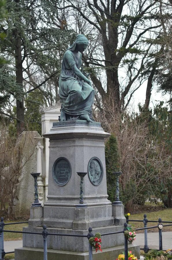 Бетховен похоронен. Могила Людвига Ван Бетховена. Венское центральное кладбище. Центральное кладбище Вена.