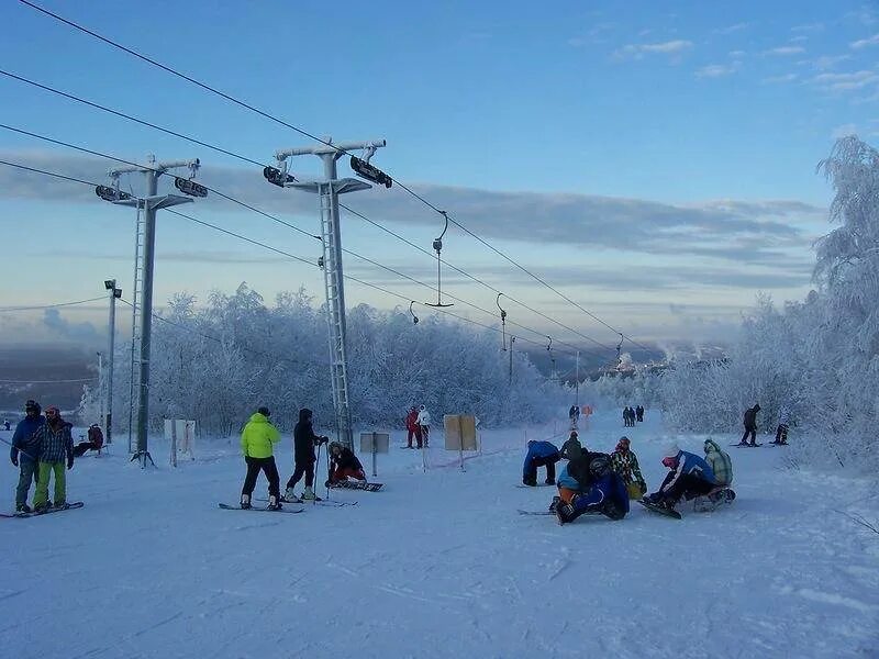 Горнолыжка в губахе пермский край. Горнолыжка в перми губаха. Гора губаха горнолыжный комплекс. Губаха пермь курорт. Горнолыжка в перми губаха.