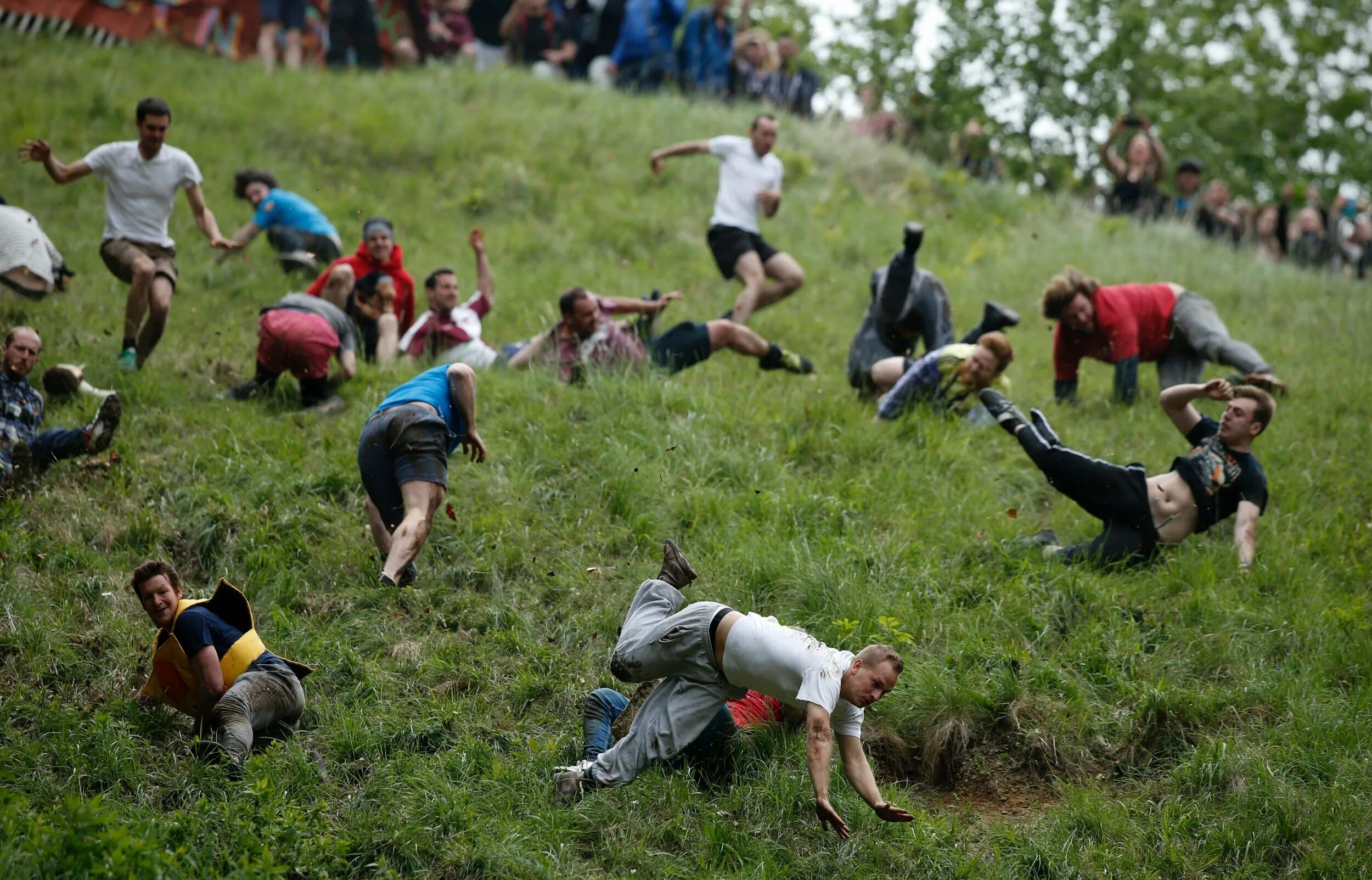 Куперсхилдская сырная гонка (Брокворс, Англия). «Cheese Rolling Championship» — сырная гонка. Куперсхилдская сырная гонки. Cooper's Hill Cheese-Rolling сыр. Катиться кубарем