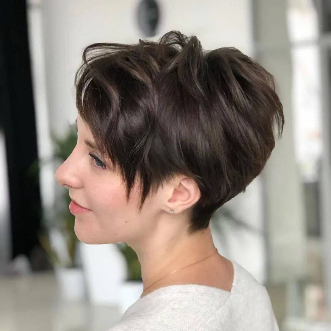 стрижка лонг пикси боб удлиненное. пикси боб асимметрия 2020. стрижки боб пикси каскад. пикси боб каре асимметрия. пикси боб стрижка на темные волосы.