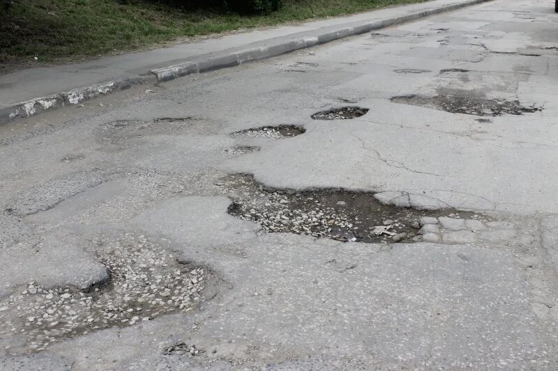 Самара трещина. Дорога с ямами и выбоинами. Ямы на дорогах. Выбоина на дороге. Ямы и колдобины на дороге.