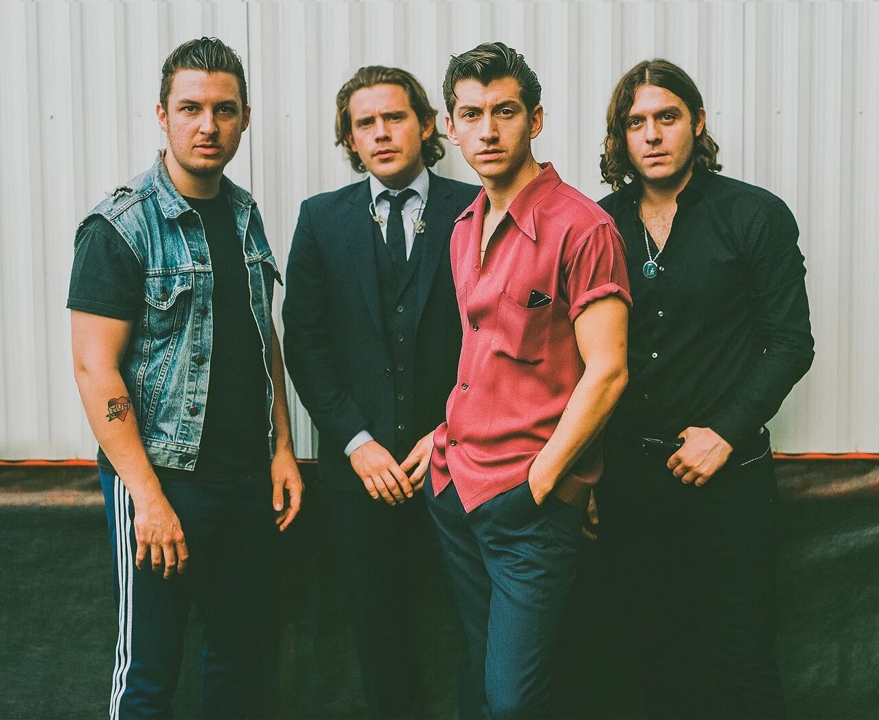 Зарубежные группы 2000 х. Группа Arctic Monkeys. Арктик монкейс участники. Arctic Monkeys фото. Группа монкейс.