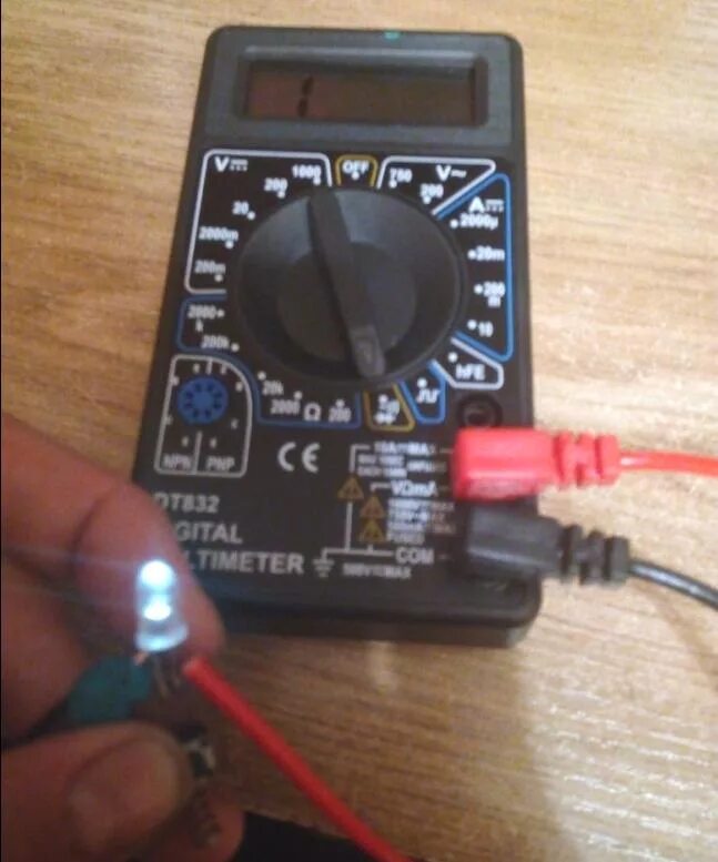 Прозвонка светодиода мультиметром. Мультиметром предохранители м830в. Прозвонка 12 ватт мультиметром. Как проверить мультиметром светодиодную лампочку на 220 вольт. Мультиметр прозвонка 220 вольт.