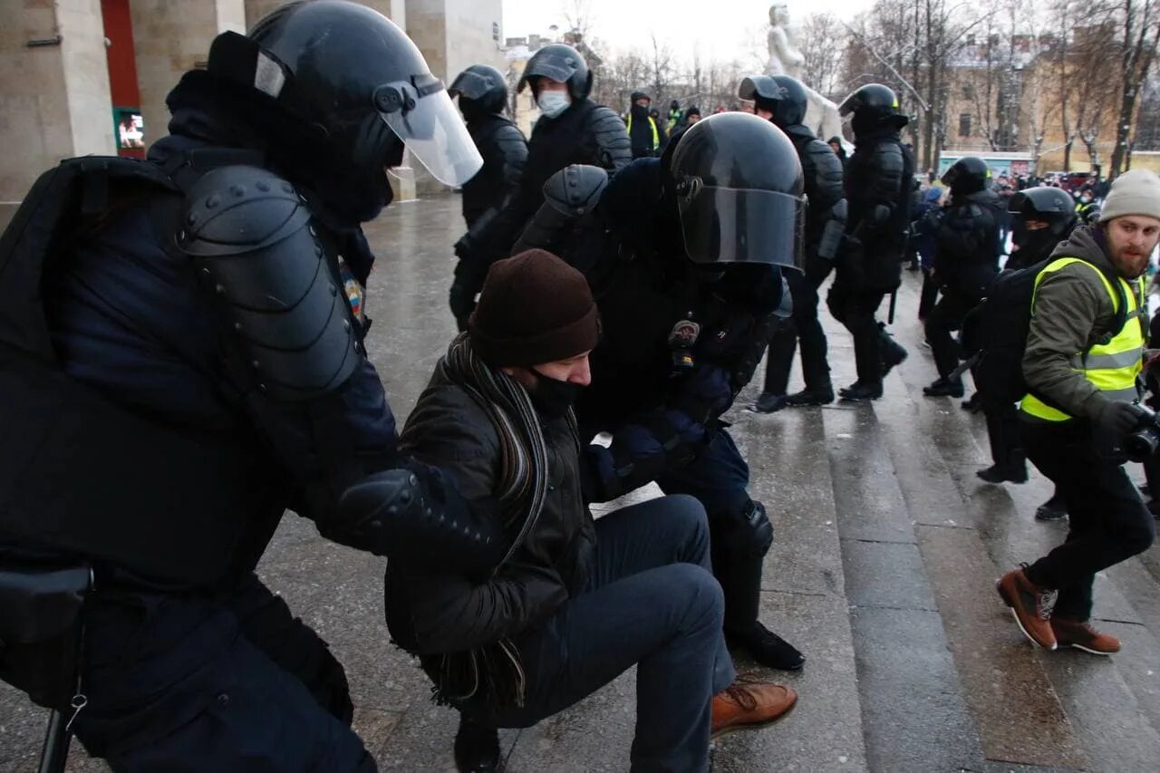 Митинги в петербурге сегодня. Митинги в Санкт-Петербурге сейчас. Демонстрации в Санкт-Петербурге сейчас. Митинги в Питере Санкт Петербург. У театра юного зрителя СПБ митинг Росгвардия.