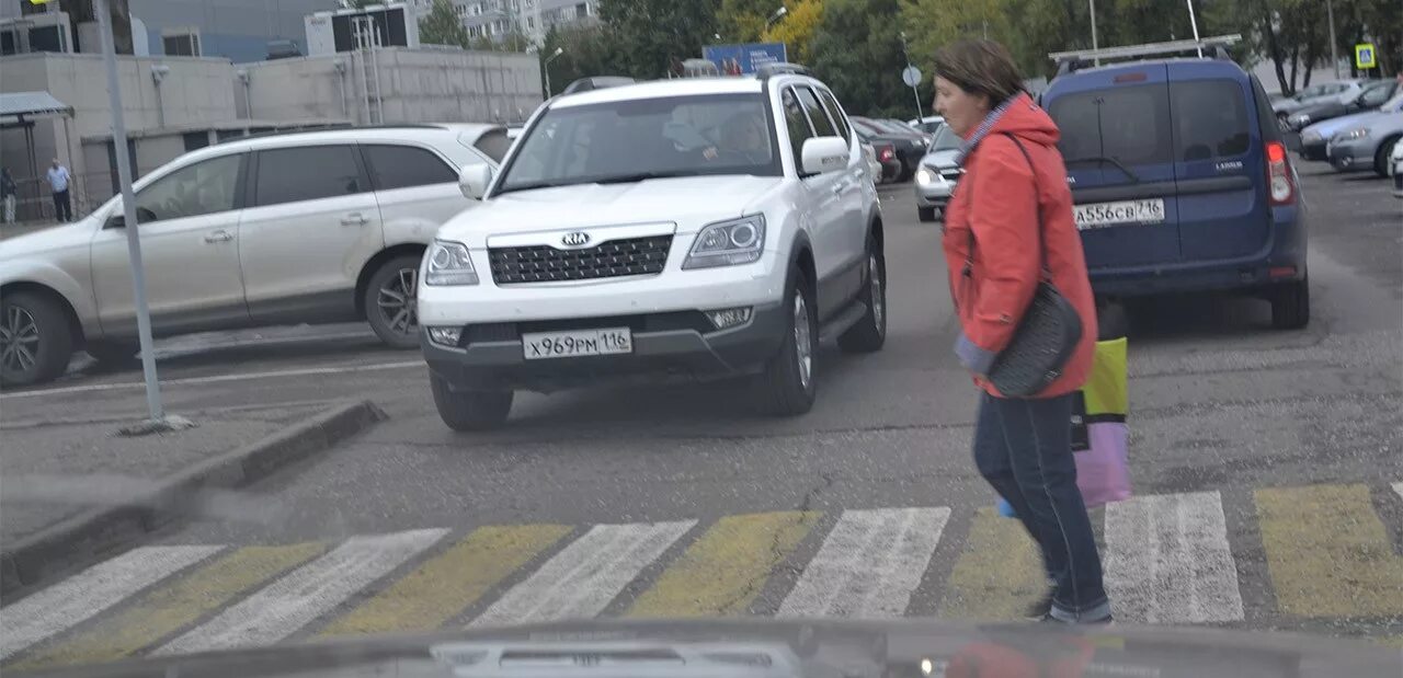 Движение по пешеходному переходу штраф. Непропуск пешехода. Штраф за пешехода на переходе. Камера пешеходный переход штраф. Наказание водителю за наезд на пешехода.