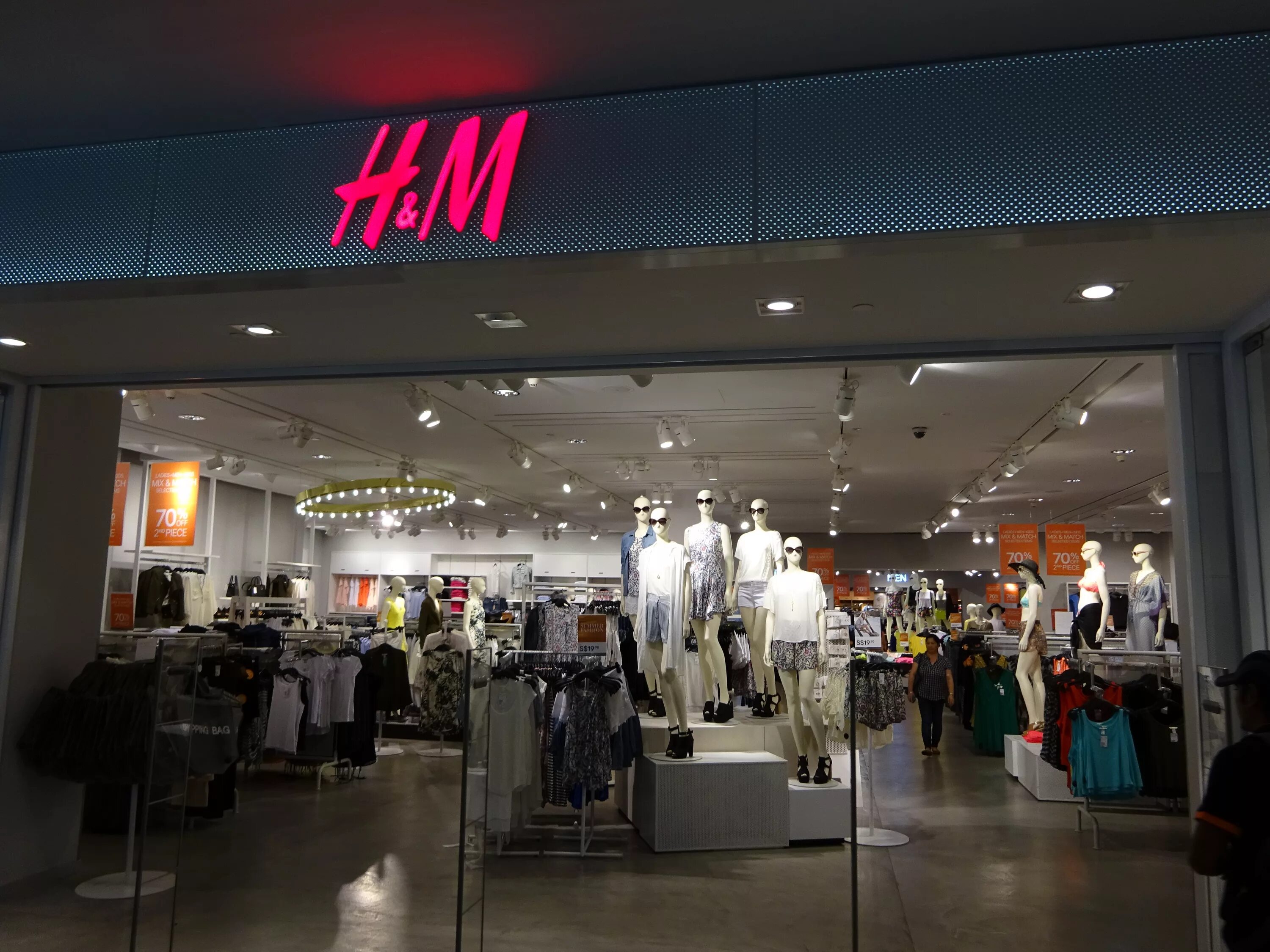 M d m shop. H&M hennes & Mauritz одежда. H M В Москве. HM магазины в Москве. H&M В Балкании Нова.