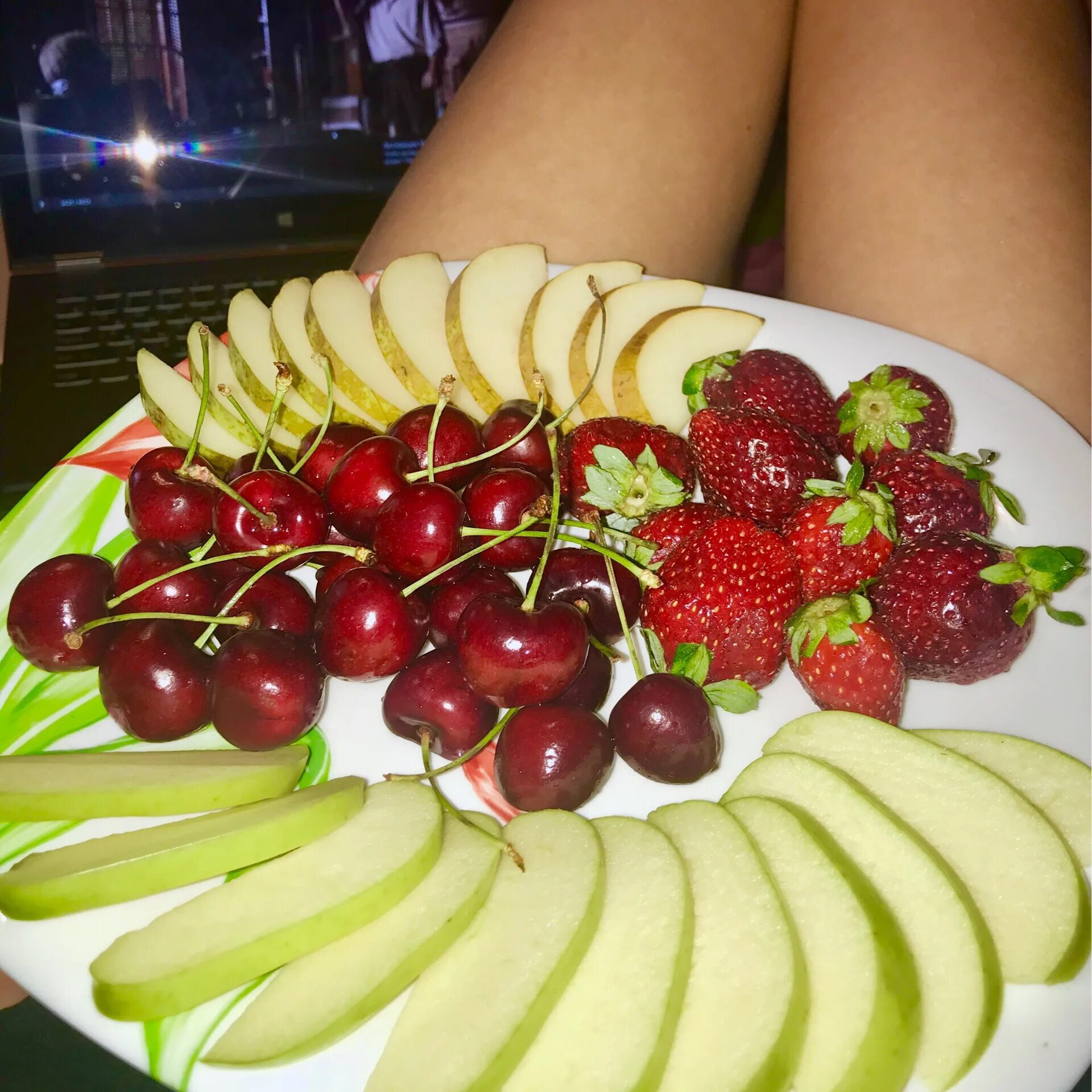 красивая корзина с фруктами. фрукты на тарелке в домашних условиях. фрукты и ягоды на тарелке. яблоко и апельсин. ваза с фруктами.