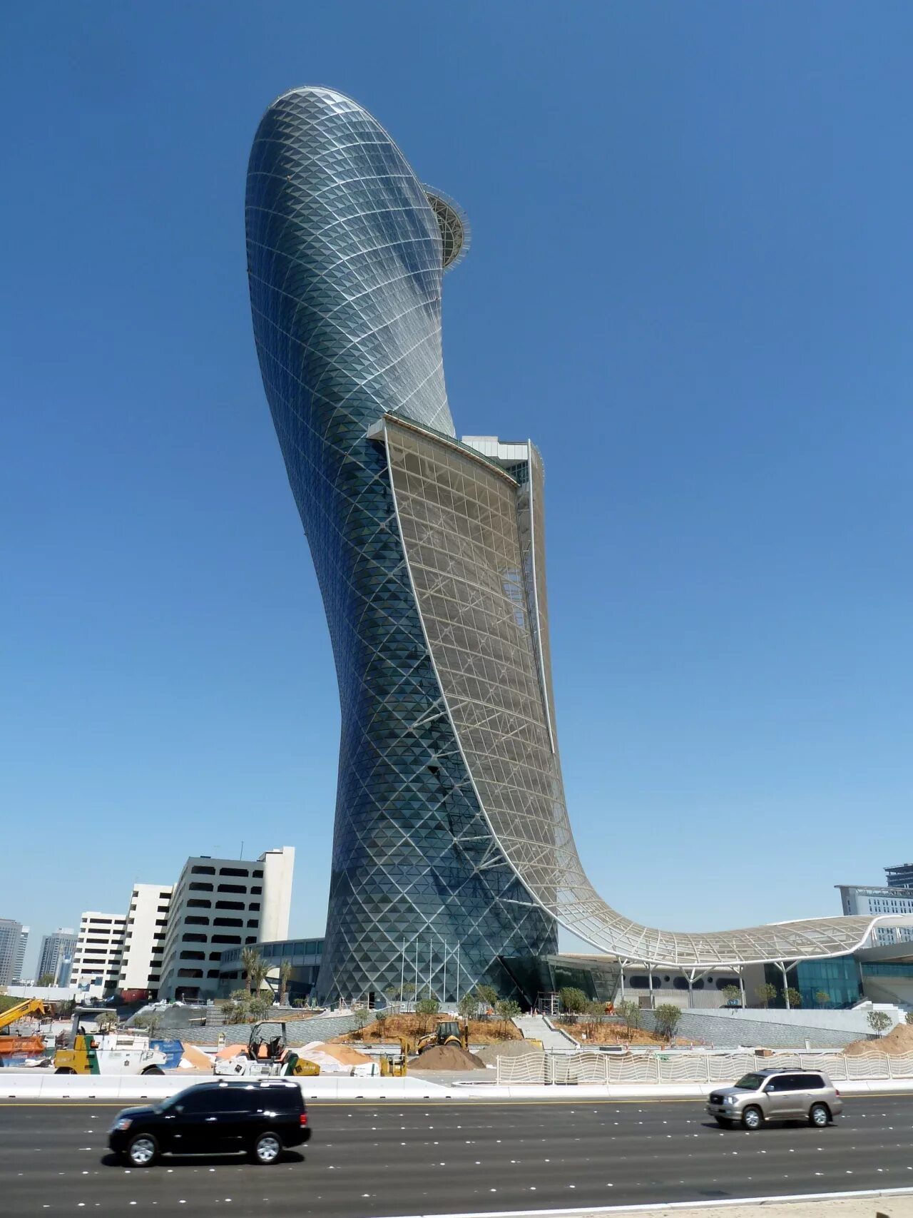 Небоскреб столица. Capital Gate в Абу-Даби. Башня «Capital Gate» (Абу-Даби, ОАЭ,. Башня Кэпитал гейт Абу Даби. Падающая башня Абу Даби.