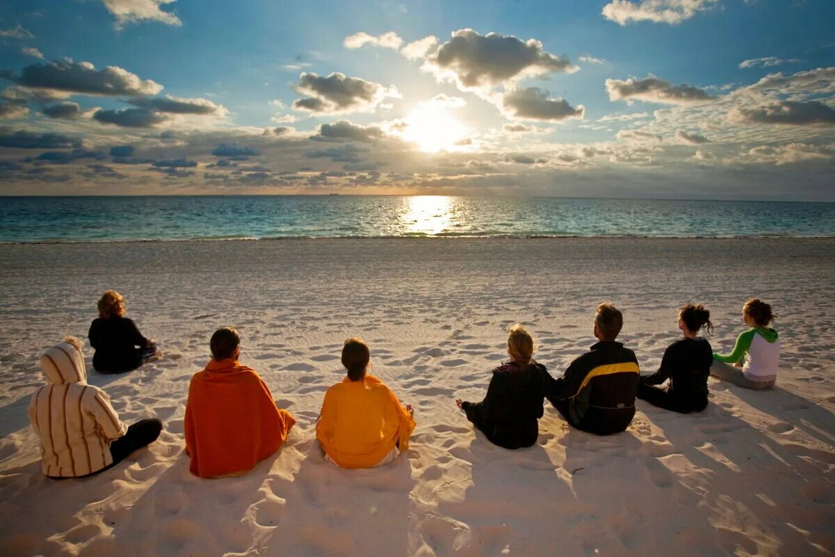 Духовных занятий. Групповая медитация. Коллективная медитация. Медитация много людей. Медитация на море.