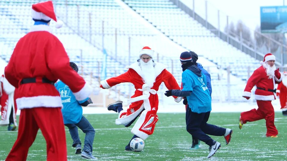 Уличная борьба дед мороз. Дед Мороз футбол. Дед Мороз с футбольным мячом. Дед Мороз на стадионе. Дед Мороз футболист.