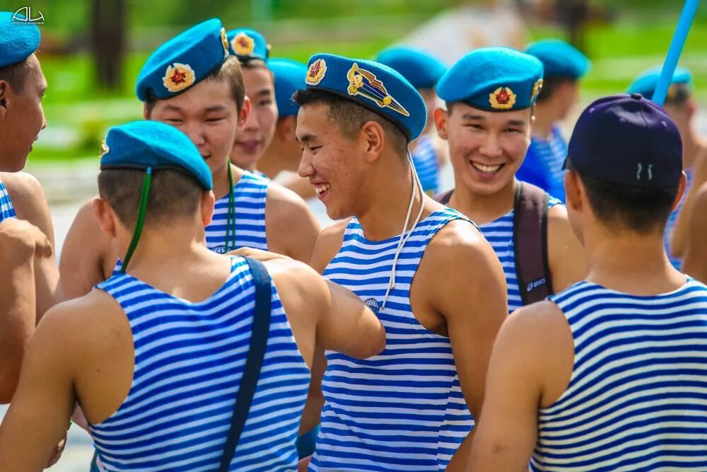 Десантники тут. ВДВ войска. ВДВ десантники. С днем ВДВ. Десантник в тельняшке.