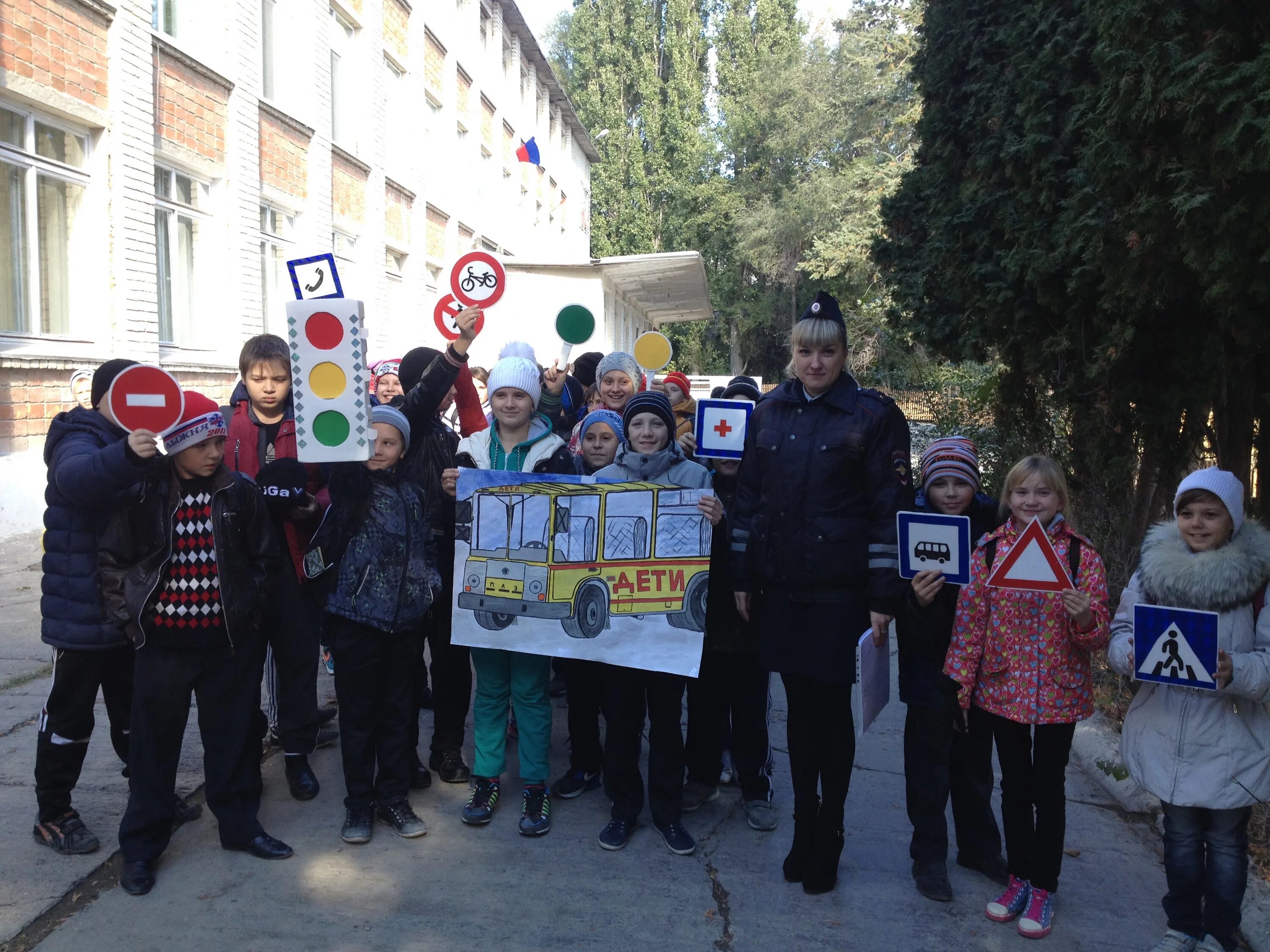 Пожилые женщины вольска. Вольск последнее. Фонтан в вольске. Подслушано вольск саратовская область. Лицей вольск.