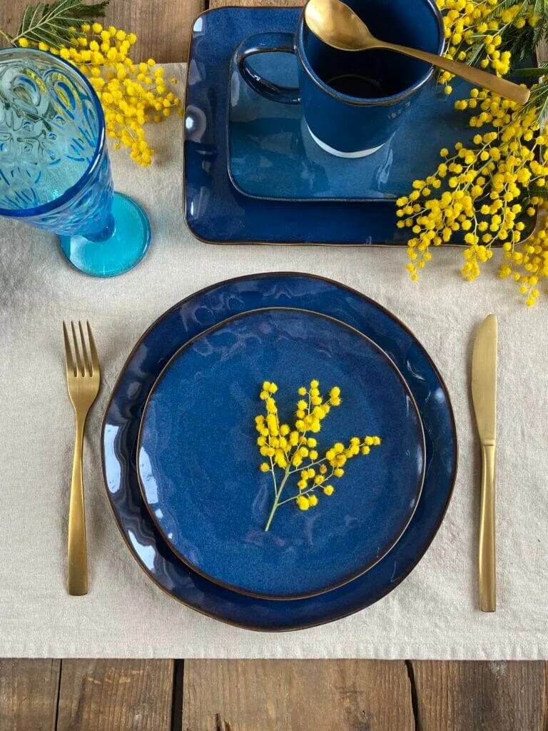 Быстрая тарелка. Тарелка мятый фарфор. Мятые тарелки из фарфора. Синяя мятая тарелка. Синие мятые тарелки из фарфора.