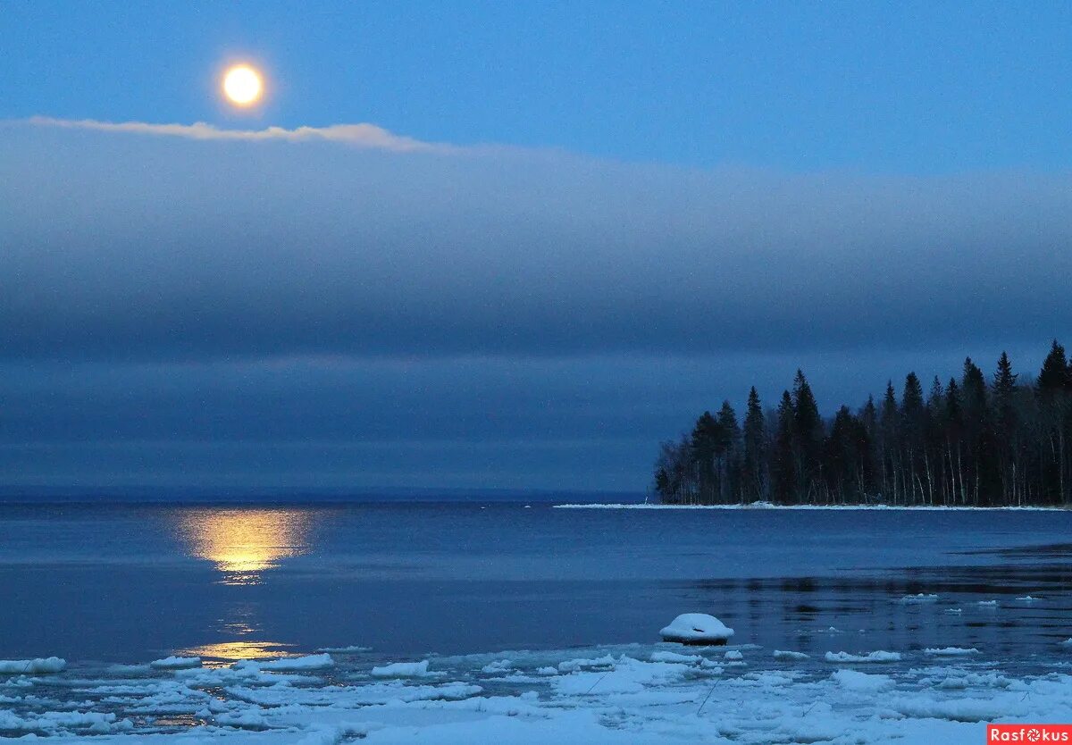 Лунный пейзаж зимой. Зимняя луна. Морозная ночь. Лунная дорожка зимой. Лунный пейзаж.